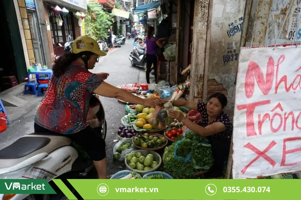 Tuyến đường nhỏ trở thành chợ “cóc” gây cản trở giao thông đi lại.