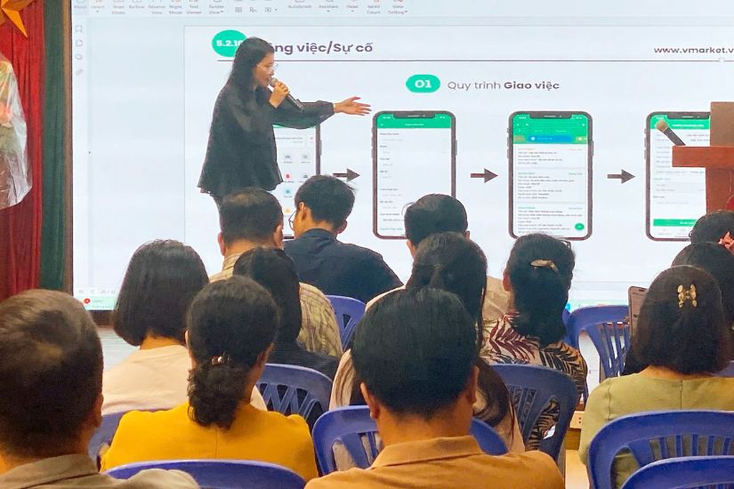 Chuyên viên VMarket tập huấn cho Ban quản lý và thương nhân chợ Đồng Xuân