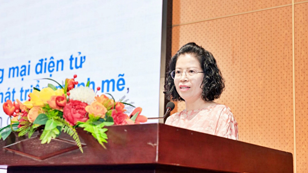 Bà Nguyễn Thị Minh Huyền nhấn mạnh, thương mại điện tử là phương thức quan trọng trong chuyển đổi số quốc gia, nhờ khả năng phá bỏ rào cản địa lý, mở rộng thị trường và tiếp cận khách hàng