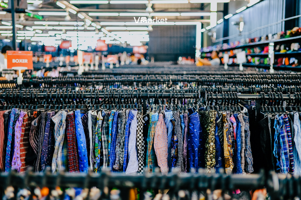 Quần áo thời trang bình dân – mặt hàng phù hợp để kinh doanh tại chợ đêm