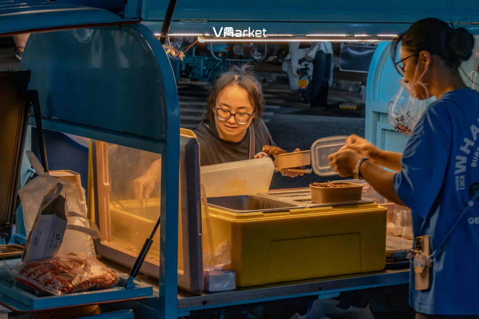 Đồ ăn vặt buổi tối – nhóm sản phẩm xoay vòng vốn nhanh khi kinh doanh tại chợ đêm